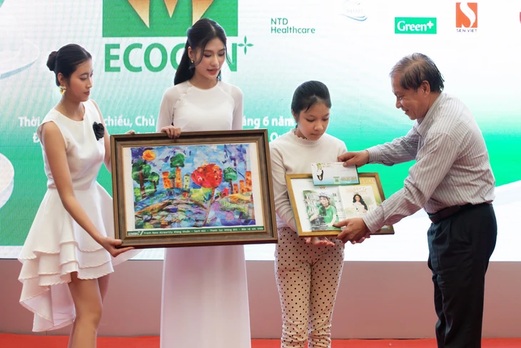 Hoa hậu Nguyễn Thanh Hà trao giải cuộc thi vẽ 'Thành phố xanh - Đẹp như trong tranh' - Ảnh 1. Nguyễn Thanh Hà - Ảnh 1.