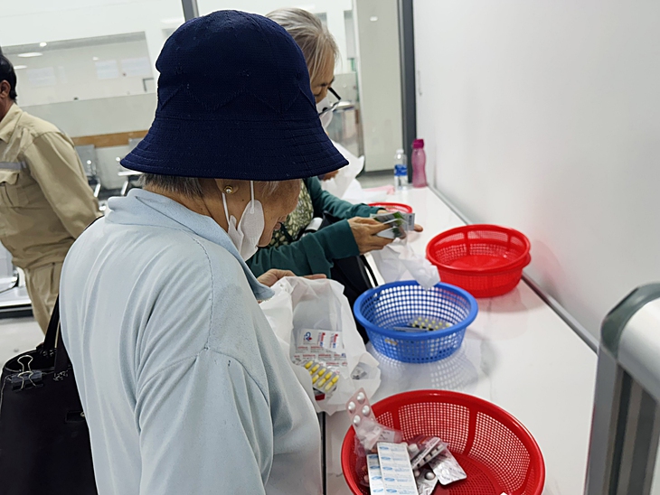 Xếp hàng, chờ 'dài cổ' lấy thuốc bệnh mạn tính - Ảnh 2. Xếp hàng, chờ 'dài cổ' lấy thuốc bệnh mạn tính - Ảnh 2.