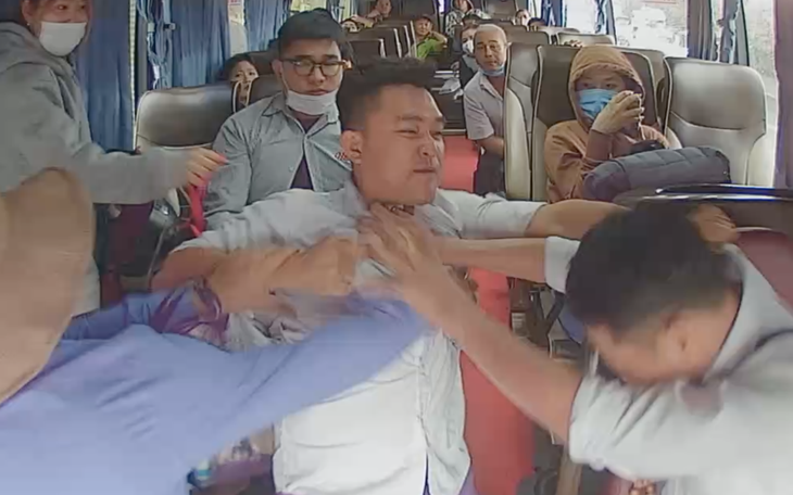 Hành khách nghi say xỉn tát tài xế khi xe khách đang chạy - Ảnh 2.