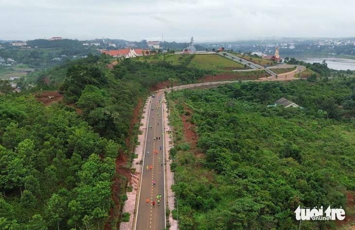 Hơn 3.000 vận động viên chạy marathon chinh phục Nam Tây Nguyên - Ảnh 3. marathon - Ảnh 2.
