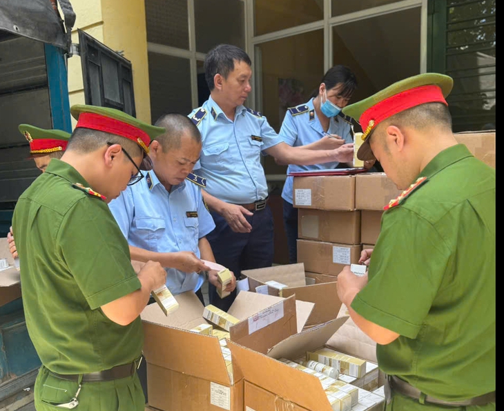 Phát hiện hơn 5.000 lọ mỹ phẩm dưỡng da nhập lậu tại Công ty Ngân Korea - Ảnh 1.