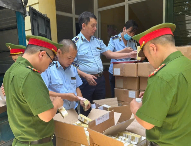 Phát hiện hơn 5.000 lọ mỹ phẩm dưỡng da nhập lậu tại Công ty Ngân Korea - Ảnh 1.
