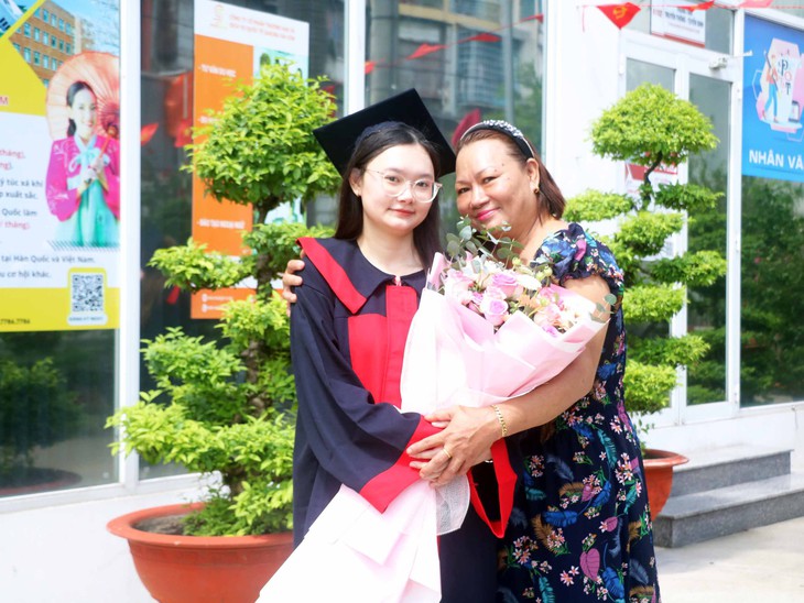 Chọn học cao đẳng để 'nhẹ gánh' cha mẹ, nữ sinh tốt nghiệp thủ khoa với điểm tuyệt đối - Ảnh 3.