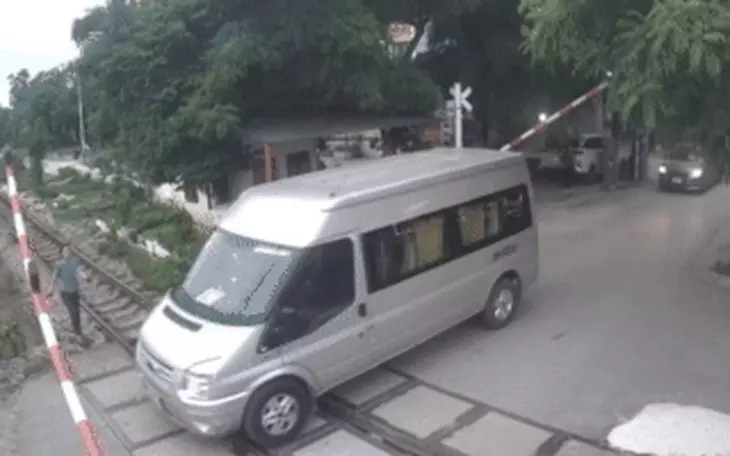 Phụ xe nhảy xuống đường, ôm cảnh sát để ô tô chở quá tải bỏ chạy - Ảnh 3.
