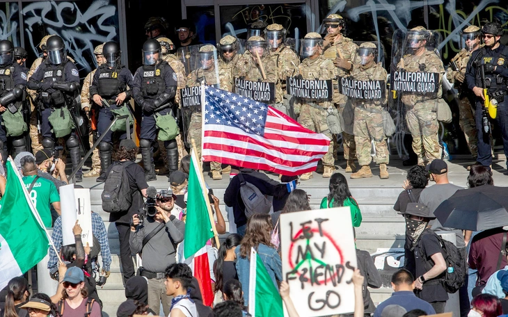 Thống đốc California: 'Ông Trump đang hủy hoại nền dân chủ Mỹ' - Ảnh 2.