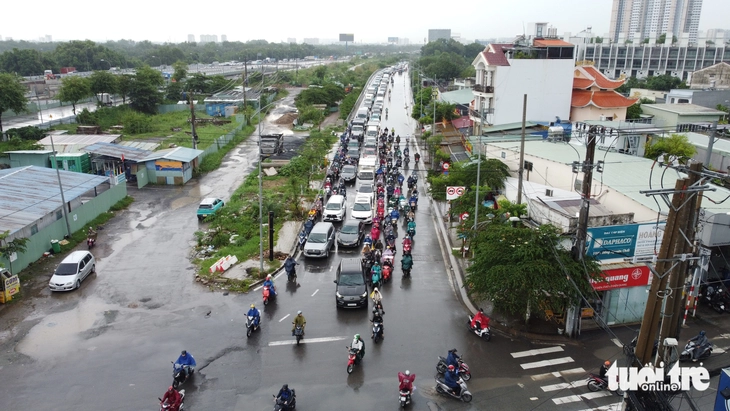 Ngày thứ 4 cấm xe máy vào đường dẫn cao tốc, khu vực An Phú thông thoáng - Ảnh 3.