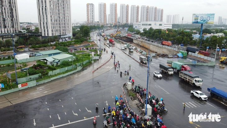 Ngày thứ 4 cấm xe máy vào đường dẫn cao tốc, khu vực An Phú thông thoáng - Ảnh 4.