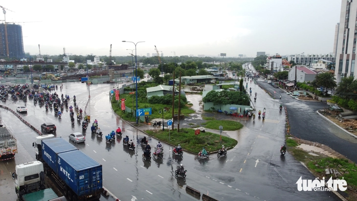 Ngày thứ 4 cấm xe máy vào đường dẫn cao tốc, khu vực An Phú thông thoáng - Ảnh 5.