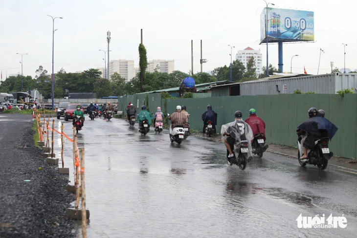 Ngày thứ 4 cấm xe máy vào đường dẫn cao tốc, khu vực An Phú thông thoáng - Ảnh 6.