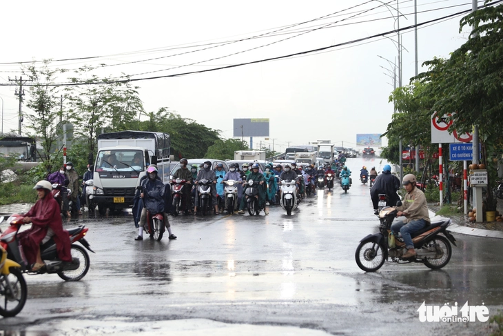 Ngày thứ 4 cấm xe máy vào đường dẫn cao tốc, khu vực An Phú thông thoáng - Ảnh 7.