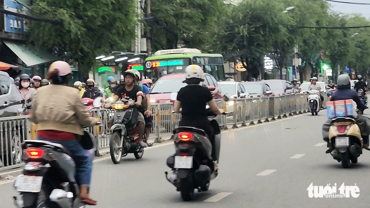 Dù có dải phân cách, xe máy, xe đạp vẫn nối chạy ngược chiều - Ảnh 4.
