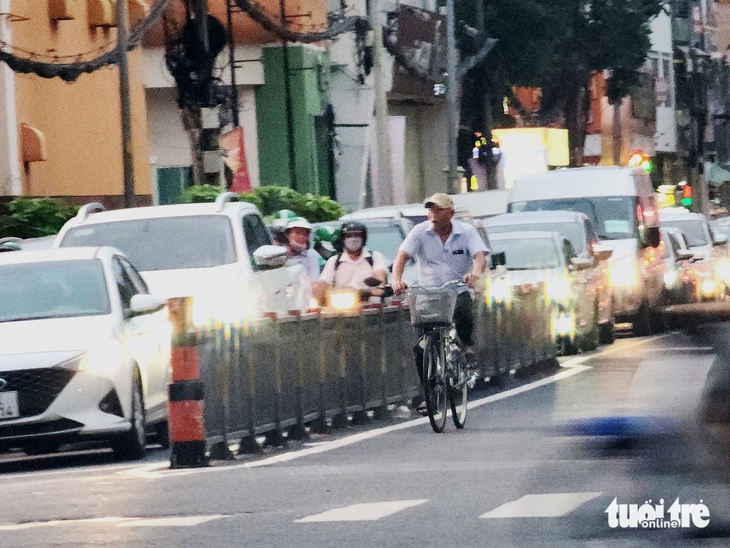 Dù có dải phân cách, xe máy, xe đạp vẫn nối chạy ngược chiều - Ảnh 5.