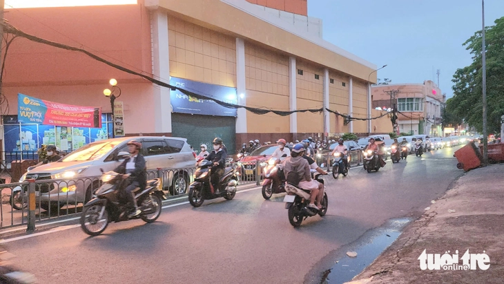 Dù có dải phân cách, xe máy, xe đạp vẫn nối chạy ngược chiều - Ảnh 6.