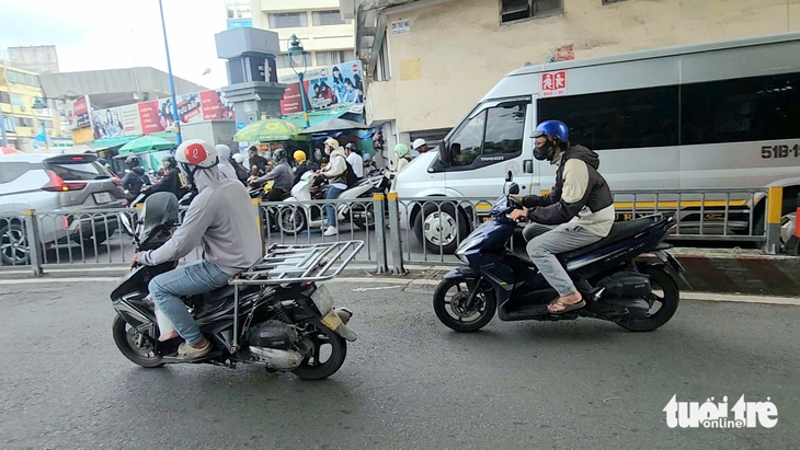 Dù có dải phân cách, xe máy, xe đạp vẫn nối chạy ngược chiều - Ảnh 3.