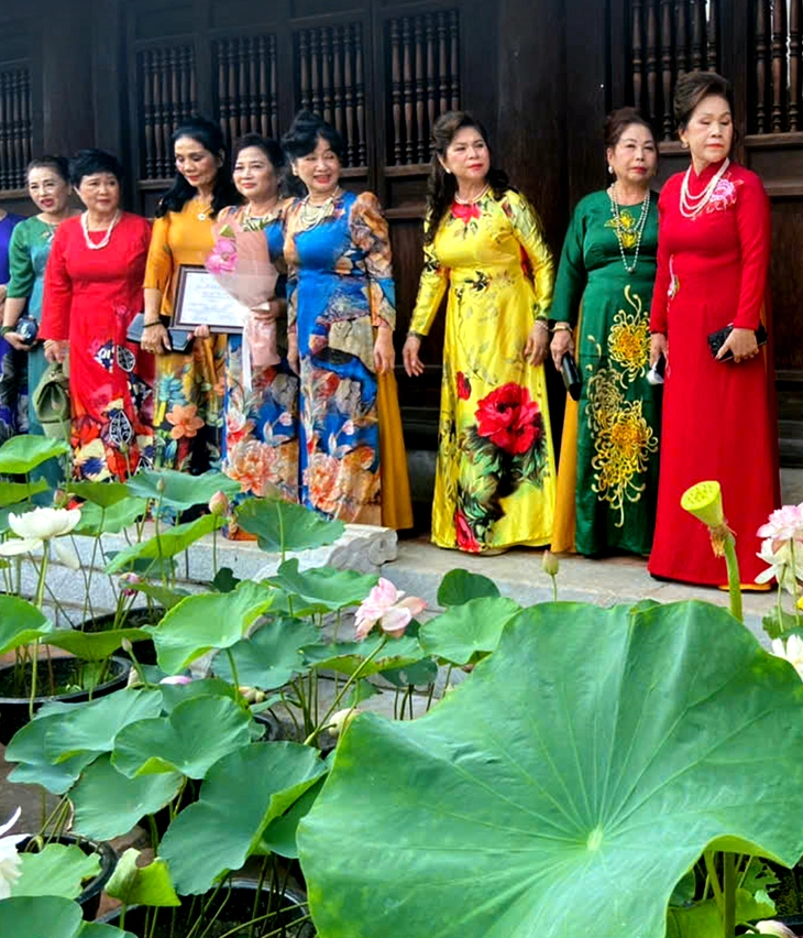 Mang cả hồ sen đến sân Văn Miếu Quốc Tử Giám - Ảnh 1.