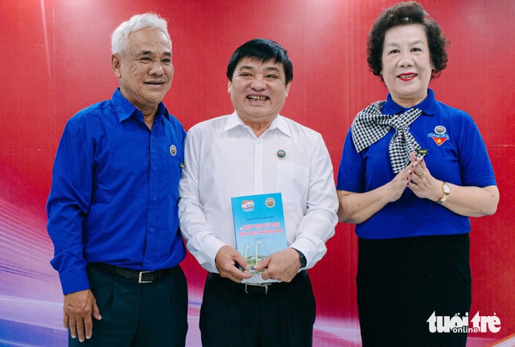 Cựu cán bộ Đoàn mong cùng báo Tuổi Trẻ tiếp lửa cho thế hệ trẻ - Ảnh 1. Cựu cán bộ Đoàn mong cùng báo Tuổi Trẻ tiếp lửa cho thế hệ trẻ - Ảnh 2.