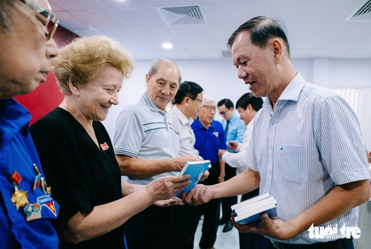 Cựu cán bộ Đoàn mong cùng báo Tuổi Trẻ tiếp lửa cho thế hệ trẻ - Ảnh 4. thế hệ trẻ - Ảnh 5.