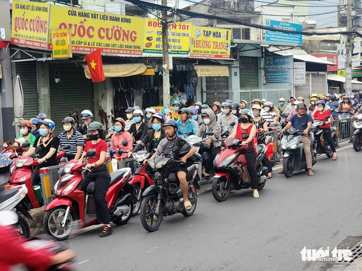 Dù có dải phân cách, xe máy, xe đạp vẫn nối chạy ngược chiều - Ảnh 2.