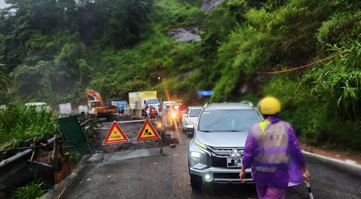 Dòng du khách TP.HCM lên Đà Lạt bị chặn ở đèo Bảo Lộc vì kẹt xe liên tục - Ảnh 1.