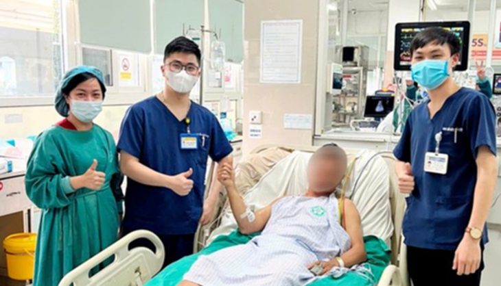 Bị điện giật ngừng tim dưới hồ cá Koi, người đàn ông được hàng xóm cứu sống nhờ ép tim - Ảnh 1. Bị điện giật ngừng tim dưới hồ cá koi, được hàng xóm cứu sống nhờ ép tim - Ảnh 1.