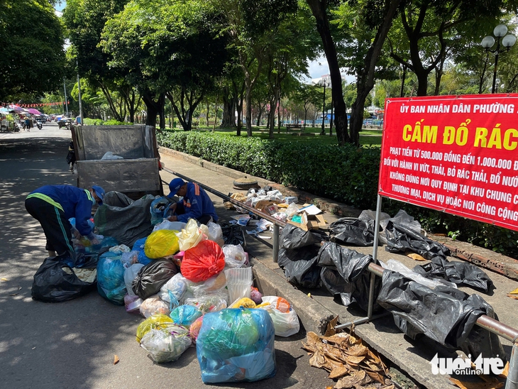 Người thu gom rác dân lập: chế độ an sinh còn bấp bênh - Ảnh 1.