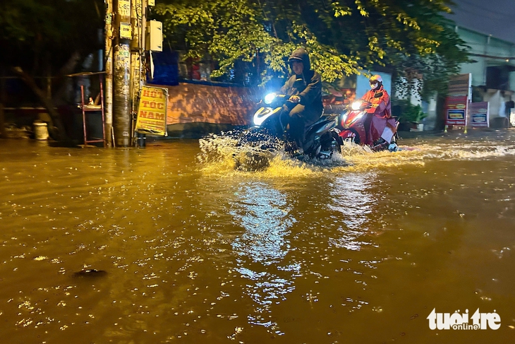 Mưa như trút, Bình Tân, Thủ Đức nước ngập lênh láng - Ảnh 1.