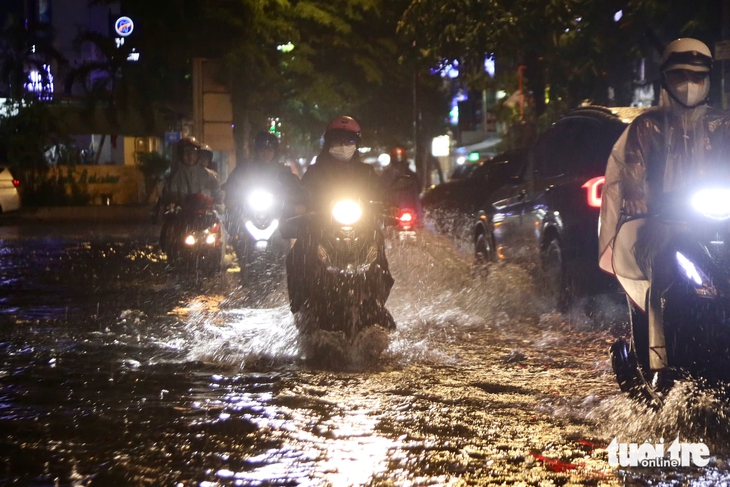 Mưa như trút, Bình Tân, Thủ Đức nước ngập lênh láng - Ảnh 4.