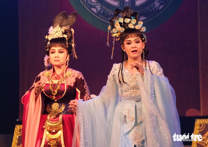Chị em Tú Sương, Trinh Trinh làm nóng vở San Hậu - Ảnh 3. Chị em Tú Sương, Trinh Trinh làm nóng vở San Hậu - Ảnh 3.