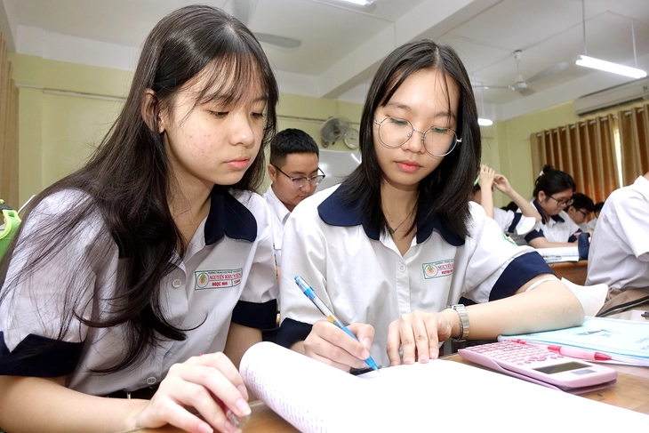 Cấm dạy thêm với học sinh chính khóa: Đồng ý với bộ trưởng, nhưng... - Ảnh 1.