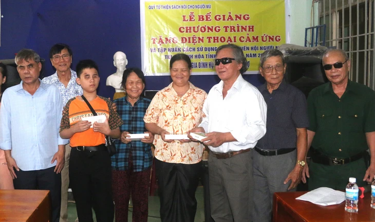 'Đôi mắt' cho người mù - Ảnh 2. 'Đôi mắt' cho người mù - Ảnh 2.