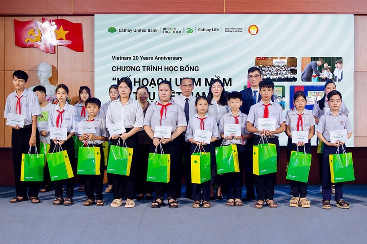 Trao học bổng ‘ươm mầm đại thụ’ cho học sinh vượt khó tại Quảng Nam - Ảnh 3.