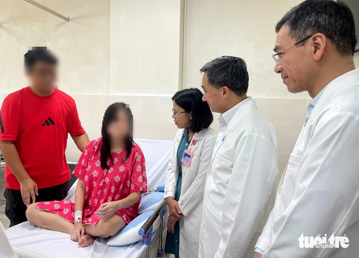 Sản phụ Singapore có bào thai được bác sĩ Việt Nam thông tim đã về nước an toàn - Ảnh 1.