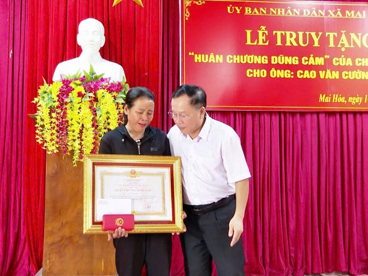 Trao Huân chương Dũng cảm cho người nông dân quên mình cứu người trong lũ - Ảnh 1.
