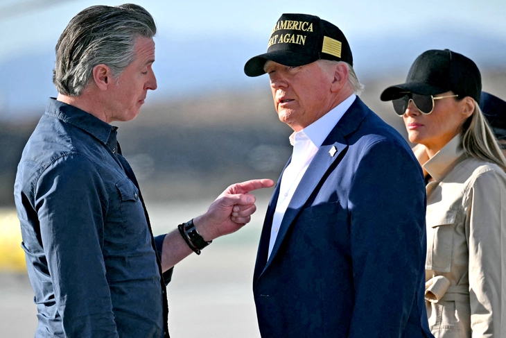 Ông Trump điều động thêm 2.000 vệ binh, đe dọa bắt thống đốc California - Ảnh 1.