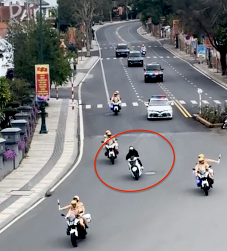 Chạy xe máy chen vào đoàn xe ưu tiên chở lãnh đạo cấp cao tại Lâm Đồng - Ảnh 1.