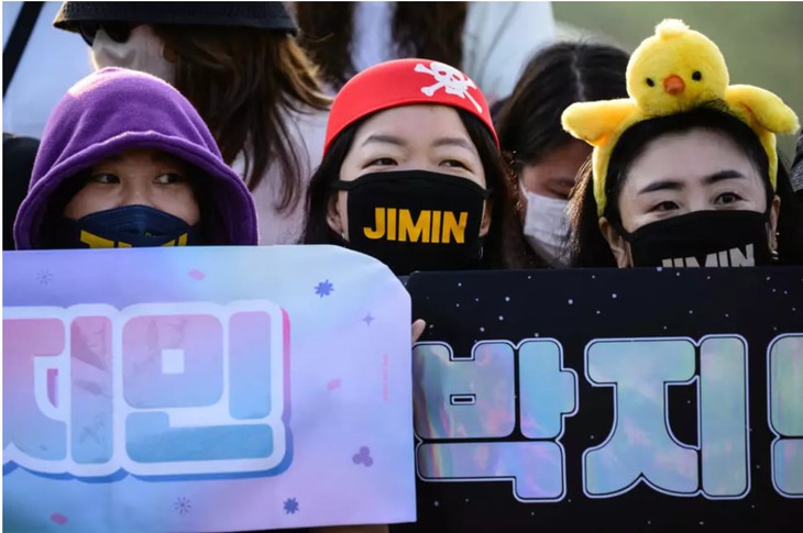 Jimin, Jungkook xuất ngũ, BTS rục rịch trở lại; Kim Tử Long làm khán giả ủng hộ bà xã diễn San Hậu - Ảnh 2. BTS - Ảnh 2.