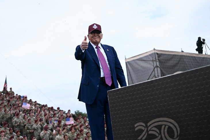 Tổng thống Mỹ Trump ‘ghi điểm’ khi nhảy nhót với quân nhân - Ảnh 1. Tổng thống Mỹ - Ảnh 1.