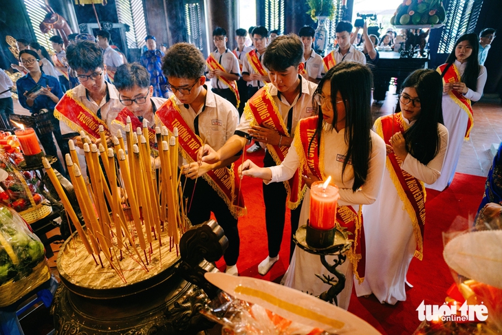 Dâng hương tưởng nhớ Đức Lễ Thành hầu Nguyễn Hữu Cảnh nhân lễ giỗ lần thứ 325 - Ảnh 4. Dâng hương tưởng nhớ Đức Lễ Thành hầu Nguyễn Hữu Cảnh nhân lễ giỗ lần thứ 325 - Ảnh 3.