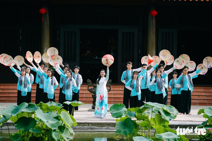 Dâng hương tưởng nhớ Đức Lễ thành hầu Nguyễn Hữu Cảnh nhân lễ giỗ lần thứ 325 - Ảnh 2. Dâng hương tưởng nhớ Đức Lễ Thành hầu Nguyễn Hữu Cảnh nhân lễ giỗ lần thứ 325 - Ảnh 4.