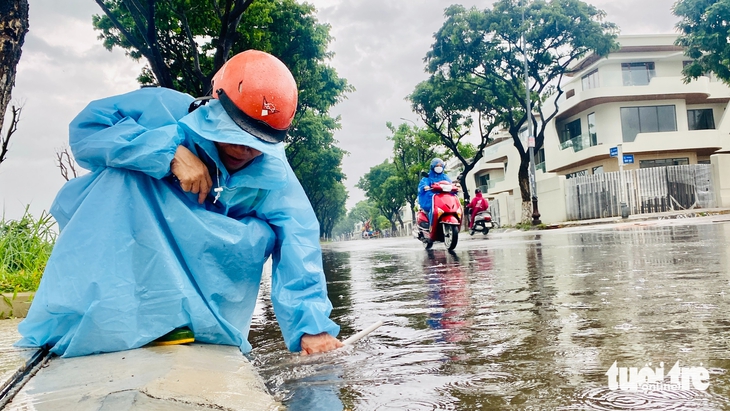 Đà Nẵng chỉ đạo sẵn sàng sơ tán dân, ứng phó sạt lở trước ảnh hưởng của bão số 1 - Ảnh 2.