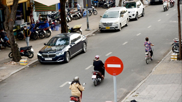 ngược chiều - Ảnh 1.