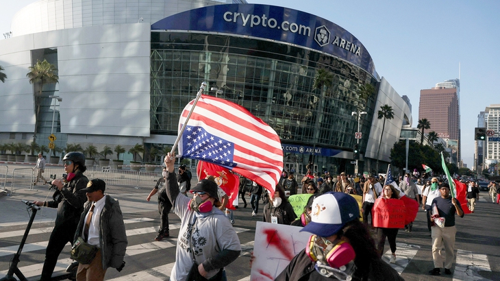 Ông Trump được gì từ những bất ổn tại Los Angeles? - Ảnh 1.
