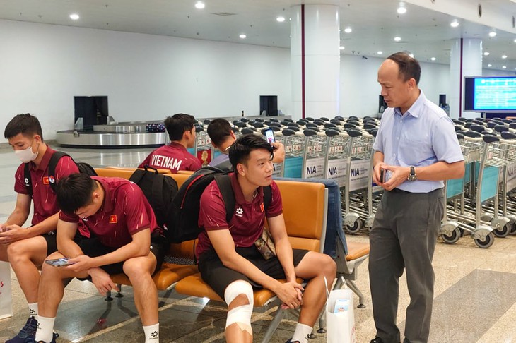 Tuyển Việt Nam được chào đón khi về nước sau trận thua đậm Malaysia - Ảnh 3.