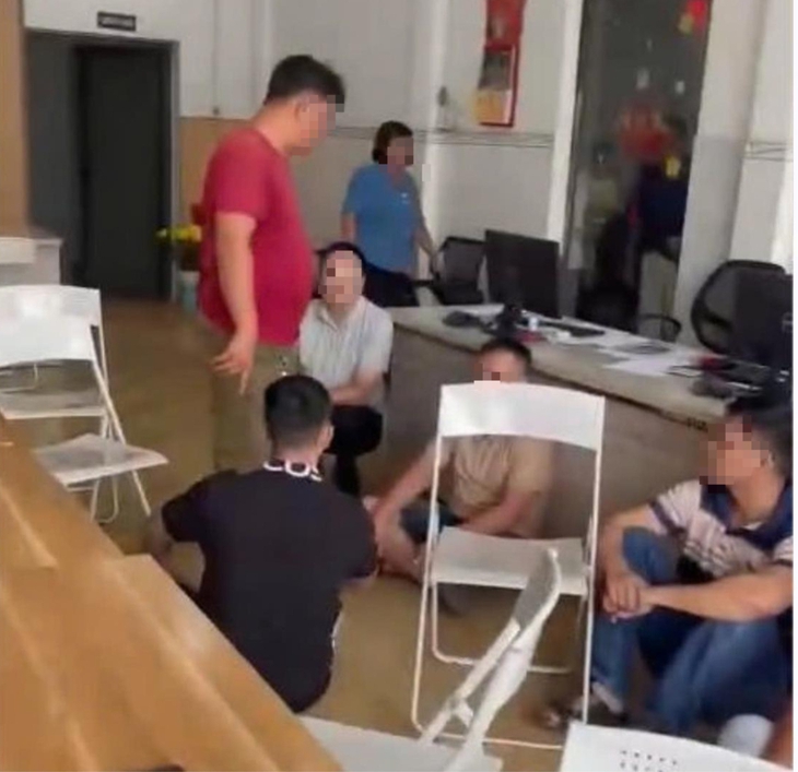 Khống chế nhóm người ở phòng công chứng: dùng sổ đỏ giả để lừa đảo 8 tỉ đồng - Ảnh 1. sổ đỏ giả - Ảnh 1.