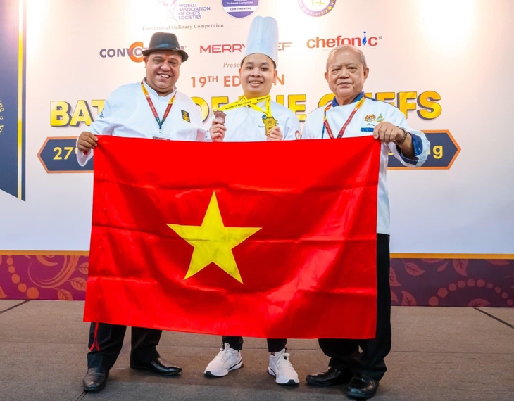 Mang hát bội lên bánh cưới, nghệ nhân 9X giành huy chương vàng quốc tế - Ảnh 2. Mang hát bội lên bánh cưới, nghệ nhân 9X giành huy chương vàng quốc tế - Ảnh 2.