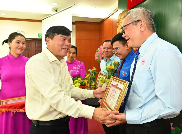 TP.HCM tuyên dương 102 tập thể, cá nhân học tập và làm theo Bác Hồ - Ảnh 1. hồ chí minh - Ảnh 1.