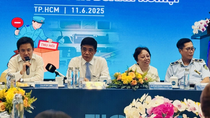 Nhiều 'thượng đế' thích hàng giả vì thơm mùi hóa chất, doanh nghiệp kêu trời - Ảnh 1.
