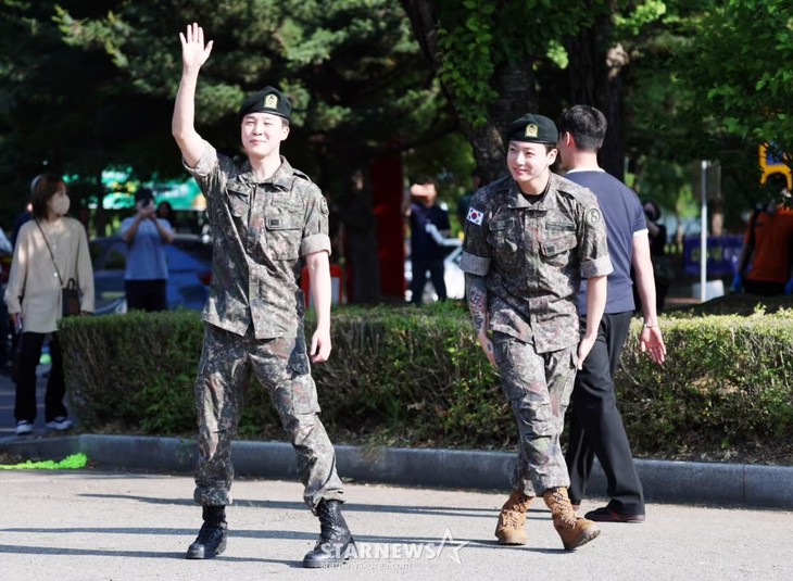 Jungkook vừa xuất ngũ đã có biểu cảm đốn tim cõi mạng - Ảnh 1.