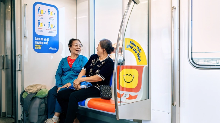 Những chiếc ghế nhiều màu biết ‘nhường chỗ’ trên metro số 1 - Ảnh 4.