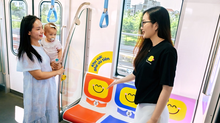Những chiếc ghế nhiều màu biết ‘nhường chỗ’ trên metro số 1 - Ảnh 3.